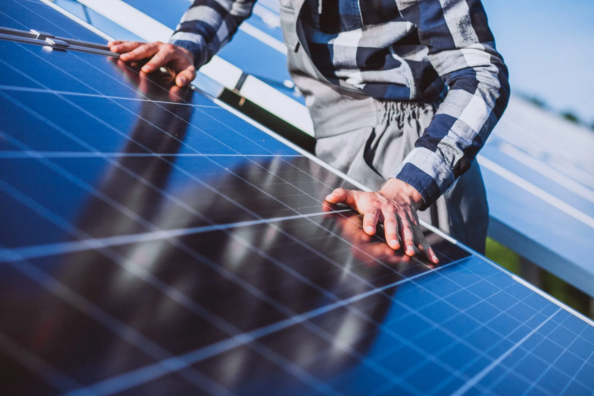 Técnico trabajando sobre un arreglo solar industrial