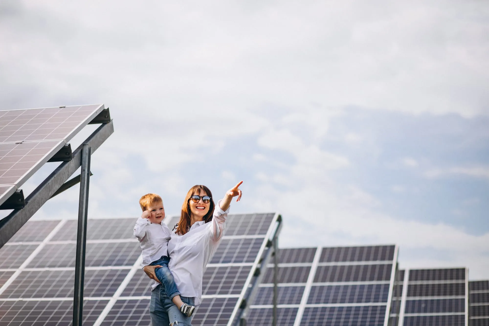 Familia junto a un sistema solar residencial